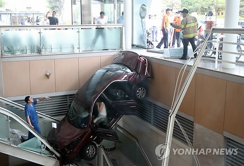 (고양=연합뉴스) 이희열 기자 = 22일 오후 경기도 고양시 일산백병원 주차장을 나오던 그랜저 차량이 병원 건물로 돌진, 계단 아래로 추락해 있다. 2017.6.22