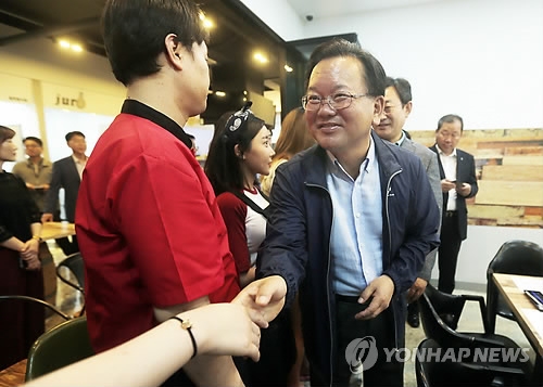 청년상인과 인사하는 김부겸 정관