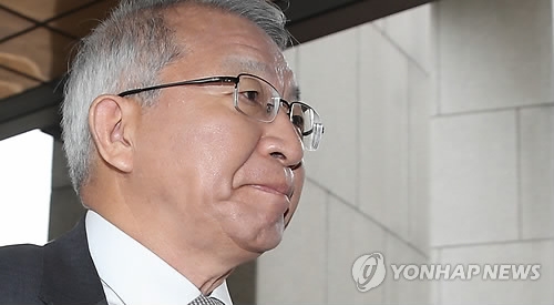 굳은 표정의 양승태 대법원장(서울=연합뉴스) 임헌정 기자 = '법원 고위간부의 사법행정권 남용'과 관련한 대법원 공직자윤리위원회가 예정된 26일 양승태 대법원장이 서울 서초구 대법원 청사로 출근하고 있다. 지난달 시작한 심의가 막바지에 이른 것으로 보여 윤리위가 조만간 내놓을 결론은 사법부에 파문을 몰고 온 이번 사태의 전개 방향을 좌우할 수 있다는 전망이 나온다. 2017.6.26kane@yna.co.kr(끝)