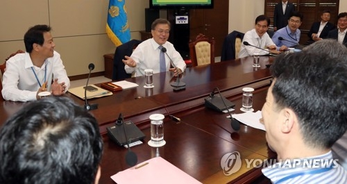 수석보좌관 회의 주재하는 문 대통령