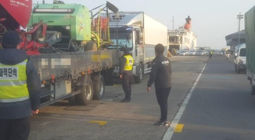 과적 화물차량 확인하는 해경