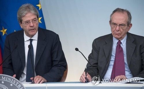 심각한 표명의 젠틸로니 총리(왼쪽)와 파도안 재경부 장관