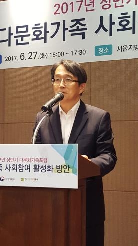 27일 오후 서울지방조달청 별관에서 열린 여성가족부·한국건강가정진흥원 주최 다문화가족 포럼에서 김태석 한국건강가정진흥원 이사장이 환영사를 하고 있다.