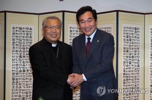 염수정 추기경과 악수하는 이낙연 총리