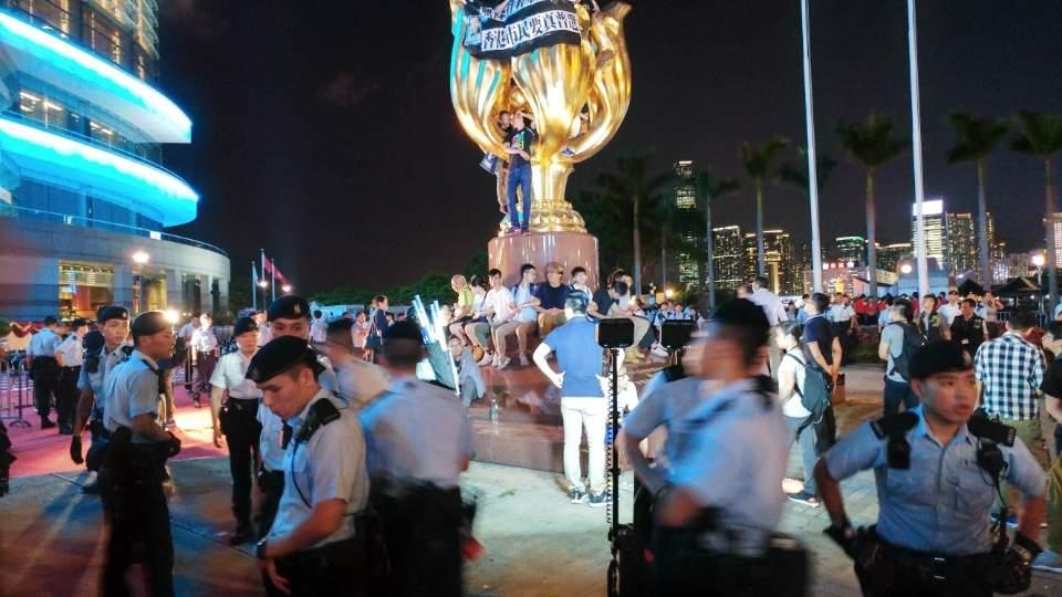 홍콩 범민주파 시위대 둘러싼 경찰