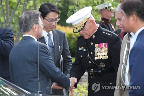 미 해병대 사령관과 악수하는 문 대통령