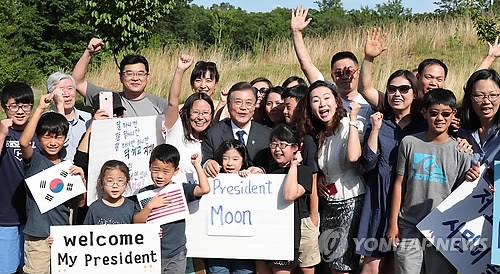 대통령과 기념촬영하는 현지교민들