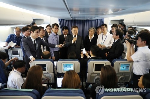 (서울=연합뉴스) 배재만 기자 = 미국을 방문하는 문재인 대통령이 28일 오후(한국시간) 서울공항 이륙 후 기내에서 기자간담회를 하고 있다.