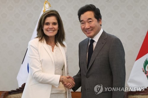 페루 부통령과 악수하는 이낙연 총리