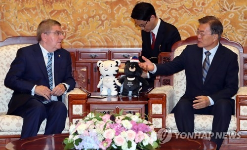 토마스 바흐 IOC 위원장과 얘기 나누는 문 대통령