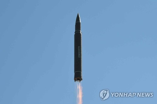 북한이 공개한 화성-14형 발사 장면