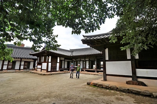 나주목사가 기거하던 살림집 '목사내아'(금학헌). 나주를 찾는 관광객이 한 번쯤 머무르고 싶어하는 한옥체험관이다.