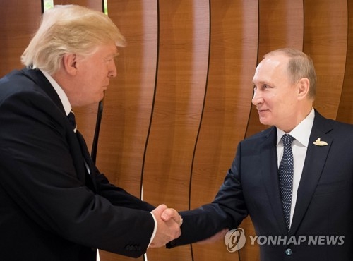 악수하는 트럼프 미국 대통령과 푸틴 러시아 대통령