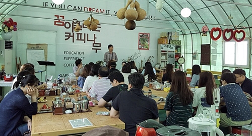 가평 농장 내 교육장에서 커피를 설명하는 엄기용 씨