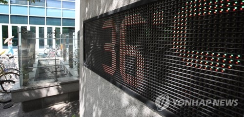 서울 도심, 거대한 용광로처럼 '펄펄'(서울=연합뉴스) 임헌정 기자 = 폭염이 계속된 3일 서울 성동구의 한 빌딩 앞 전광판에 표시되는 기온이 36도를 가리키고 있다. 2017.8.3