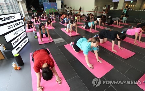 미술관서 펼쳐진 요가 수업(서울=연합뉴스) 이재희 기자 = 4일 오전 서울 종로구 국립현대미술관 서울관에서 열린 'MMCA x NIKE 트레이닝' 행사에서 참가자들이 요가 수업을 듣고 있다. 요가가 끝난 뒤 학예연구사와 전시를 관람하는 프로그램도 이어진다. 이 행사는 사전 신청자를 대상으로 25일까지 매주 금·토요일 오전 10시에 진행된다. 참가비는 무료. 2017.8.4scape@yna.co.kr