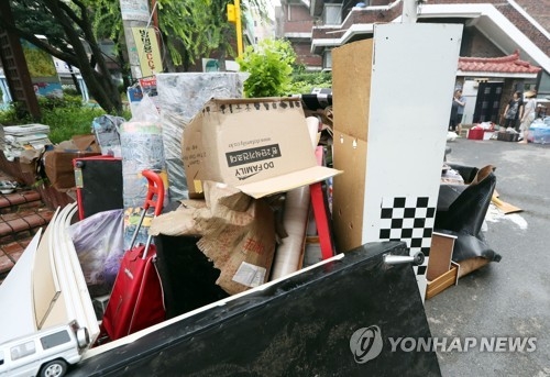 골목 가득 찬 침수된 집기들