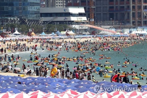 휴가철 해운대해수욕장 북적(부산=연합뉴스) 조정호 기자 = 5일 부산 해운대해수욕장에서 피서객들이 물놀이를 즐기고 있다. 2017.8.5ccho@yna.co.kr(끝)