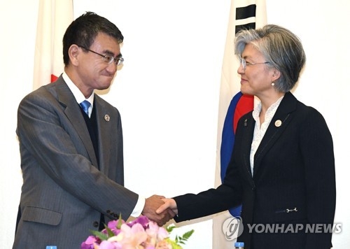 (마닐라 교도=연합뉴스) 마닐라에서 열린 아세안지역안보포럼(ARF)에 참석한 강경화(오른쪽) 외교부 장관과 고노 다로(河野太郞) 일본 외무상이 7일 ARF 일정을 마친 뒤 회의장인 국제컨벤션센터(PICC)에서 양자회담을 개최하기에 앞서 악수를 하고 있다. 2017.8.7jsk@yna.co.kr