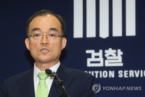검찰개혁 방안 밝히는 문무일 검찰총장(서울=연합뉴스) 김주성 기자 = 문무일 검찰총장이 8일 오전 서울 서초동 대검찰청에서 열린 취임 후 첫 기자간담회에서 검찰 수사 공개범위 확대 등 검찰개혁 방안과 관련해 발언하고 있다. 2017.8.8utzza@yna.co.kr(끝)