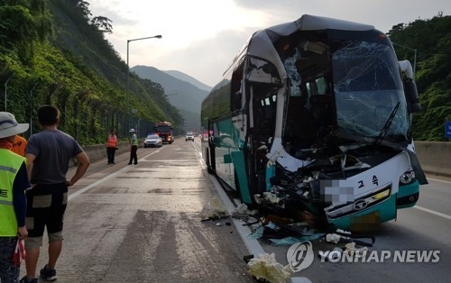 중앙고속도로서 고속버스가 도색작업 차량 '쾅'…13명 부상(종합) - 1