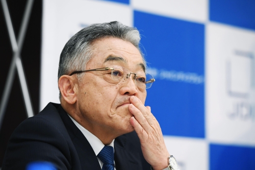 기자회견 JDI 회장의 답답한 표정