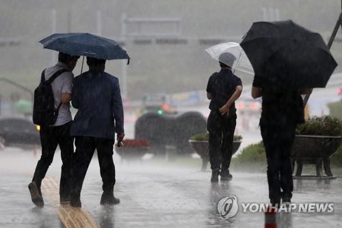 서울·경기 호우주의보…"시간당 30㎜ 이상 비" - 1