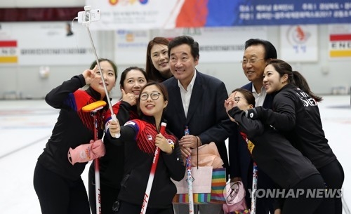 기념사진 찍는 이낙연 총리
