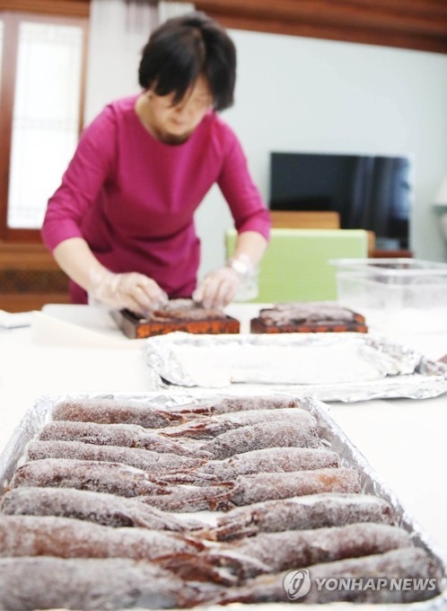 여야 원내대표에게 줄 인삼정과 담는 김정숙 여사