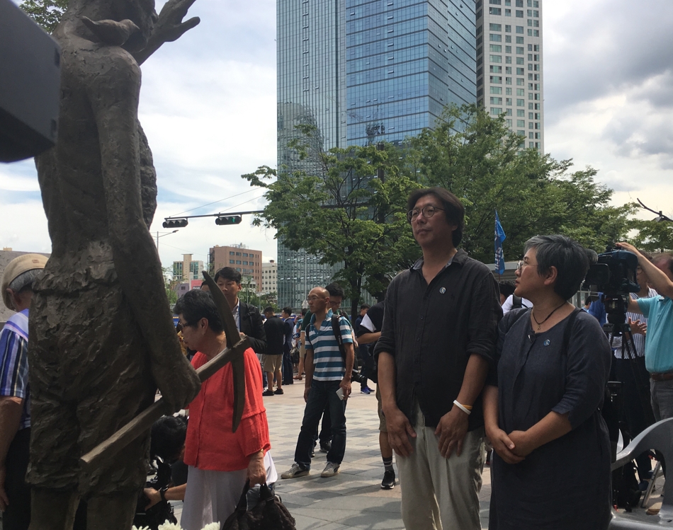 강제징용 노동자상 바라보는 김운성 작가