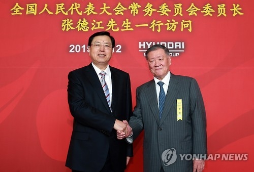 정몽구 현대기아차 회장(오른쪽)과 장더장 중국전인대 상무위원장