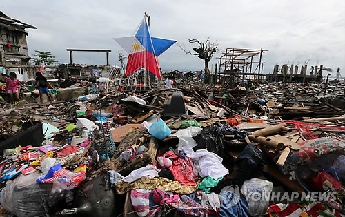 2013년 슈퍼태풍 "하이옌"에 의해 폐허가 된 필리핀 중부 레이테섬 타클로반