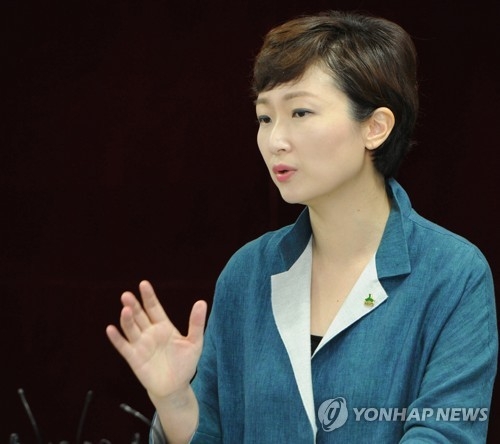 광주서 기자회견하는 이언주