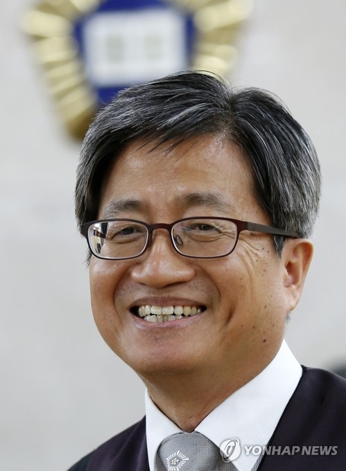 환하게 웃는 김명수 대법원장 후보자(춘천=연합뉴스) 양지웅 기자 = 신임 대법원장 후보자로 지명된 김명수 춘천지방법원장이 21일 오후 강원 춘천지법에서 재판을 마친 뒤 취재진과 만나 밝은 표정을 짓고 있다. 2017.8.21yangdoo@yna.co.kr(끝)
