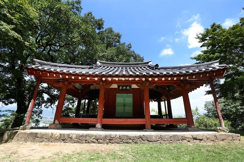 면앙정은 정면 3칸, 측면 2칸의 팔작지붕으로 추녀 끝을 4개의 활주가 받치고 있다.