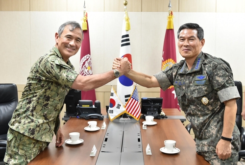 손 맞잡은 정경두 합참의장(우)과 해리스 사령관(좌)