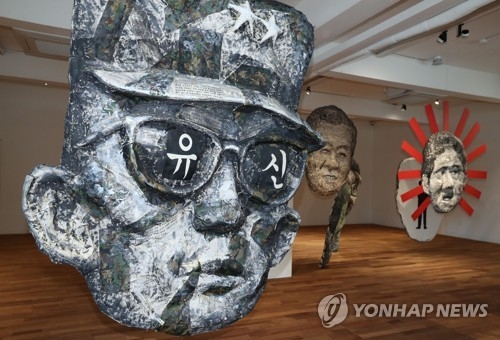 (서울=연합뉴스) 이재희 기자 = 22일 오전 서울 종로구 가나아트센터에서 열린 서양화가 임옥상의 '바람 일다' 전시에 '가면무도회' 작품이 전시돼 있다. 2017.8.22 scape@yna.co.kr