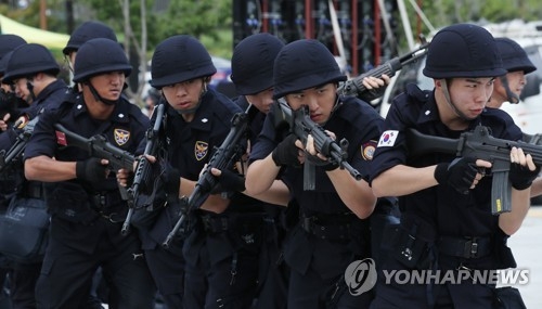 건물 내부로 진입하는 경찰