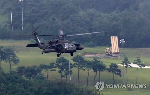 성주 상공 비행하는 미군 헬기
