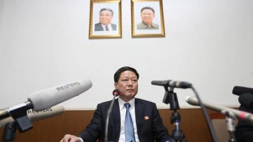 기자회견하는 박명호 주중 북한대사관 공사