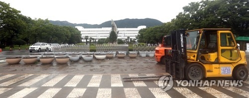 철거되는 경남도청 앞 화분