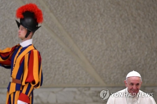 프란치스코 교황(오른쪽)을 경호하는 스위스 근위대 [AFP=연합뉴스]