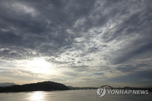 서울 하늘 구름 많음