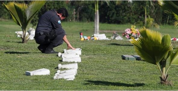 범죄조직원들의 총격을 받고 사망한 동료의 묘지를 찾은 리우 경찰 [브라질 일간지 글로부]