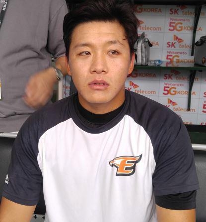 인터뷰하는 한화 외야수 김원석