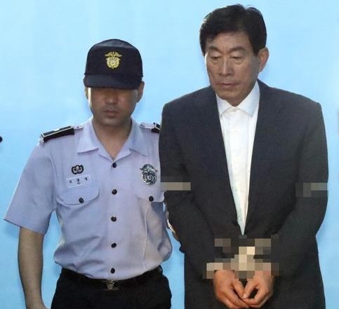 '국정원법·선거법 위반' 원세훈 다시 법정 구속(서울=연합뉴스) 김인철 기자 = '국가정보원 댓글' 사건 파기환송심에서 국정원법·선거법 위반으로 징역 4년을 선고받은 원세훈 전 국정원장이 30일 오후 서울 서초구 서울고등법원에서 구치소로 향하기 위해 호송차에 오르고 있다. 2017.8.30