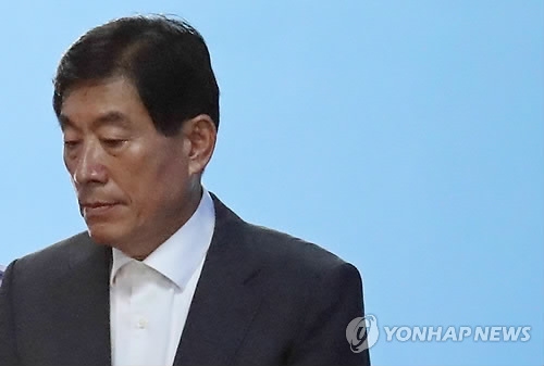 구치소 향하는 원세훈(서울=연합뉴스) 김인철 기자 = '국가정보원 댓글' 사건 파기환송심에서 국정원법·선거법 위반으로 징역 4년을 선고받은 원세훈 전 국정원장이 30일 오후 서울 서초구 서울고등법원에서 구치소로 향하기 위해 호송차에 오르고 있다. 2017.8.30