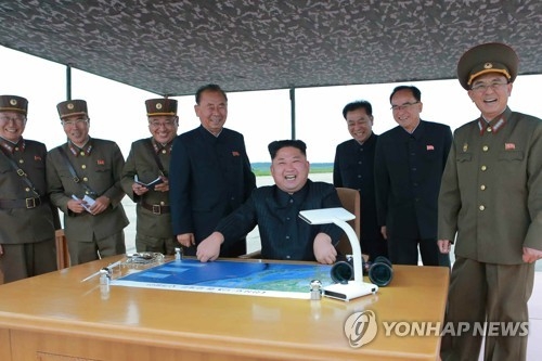 화성-12형 발사 지도하는 김정은