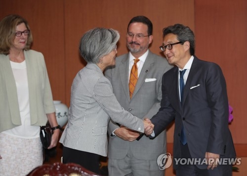 강경화 외교장관과 악수하는 빅터 차