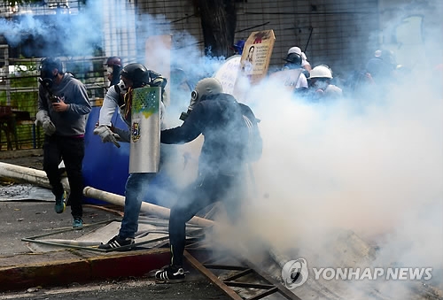 (카라카스<베네수엘라> AFP=연합뉴스) 베네수엘라 야권과 지지자들이 올해 7월 20일(현지시간) 개헌에 반대하며 24시간 총파업을 하면서 수도 카라카스에서는 경찰과 반정부 시위대가 충돌했다